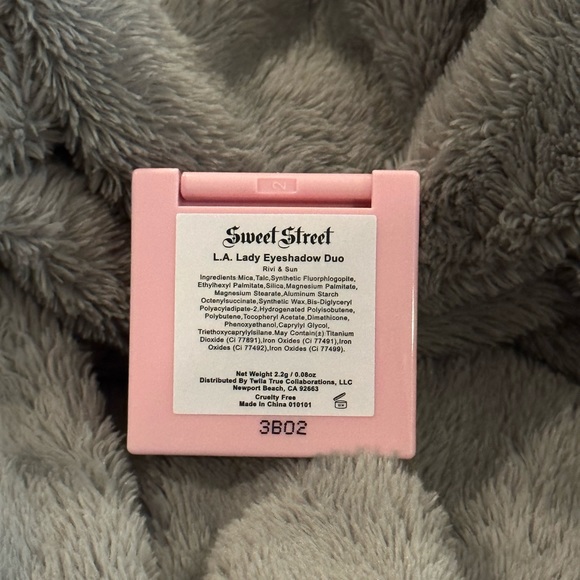 🌈Choose 3 for $10 💜Pick 3 and Offer $10 ~🤩Street Sweet Rivi & Sun Eyeshadow - Picture 4 of 4